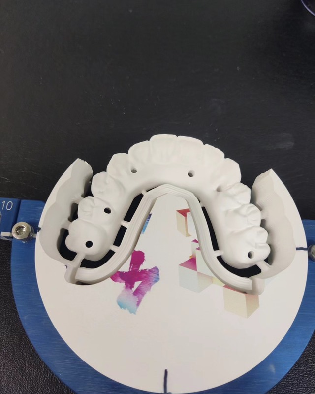 43%～57%の透過性、700～1200 MPaの曲げ強度 YUCERA Dental 98mm オープンシステム CAD/CAM 4D Pro 多層ジルコニアブロック